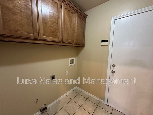 Building Photo - 706 Rockridge Cir