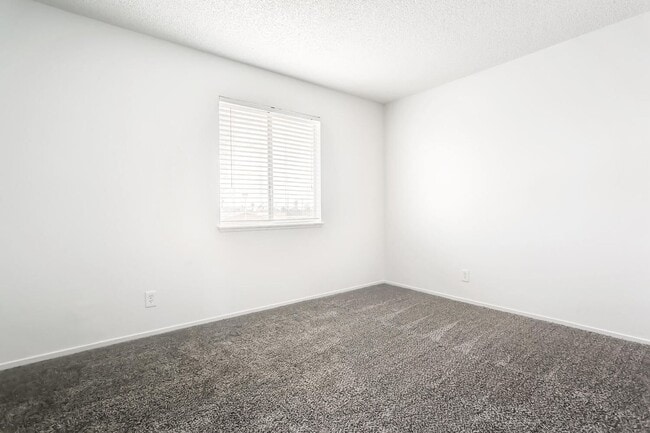 Building Photo - ADORABLE TOWN HOME with BALCONY and a GREAT SIZE PATIO/"BACKYARD"