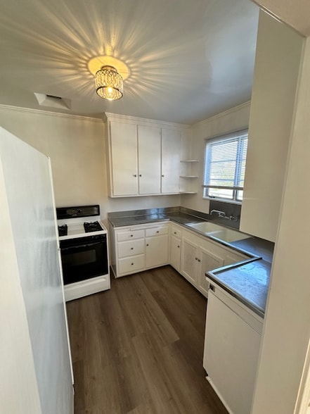 Building Photo - 124 Sweetzer Ave