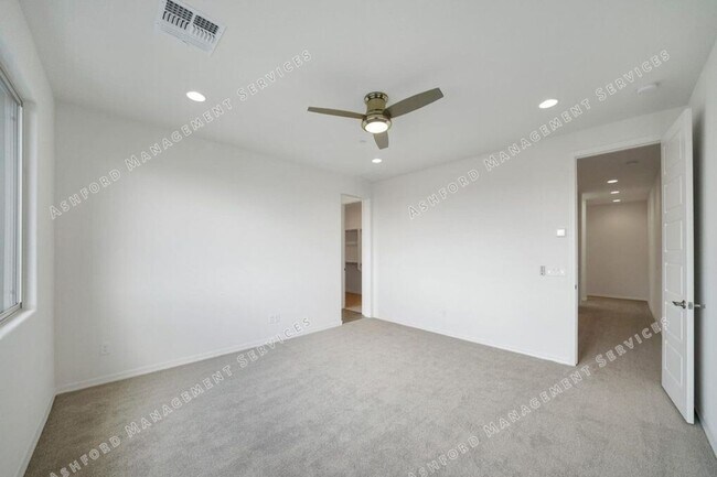 Building Photo - Luxury 3-Bedroom Townhome with Rooftop Dec...
