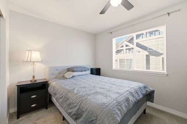 Building Photo - "Spacious 3-Bedroom Haven with 2.5 Baths in Aurora – 1,860 Sq Ft of Comfort and Style!"