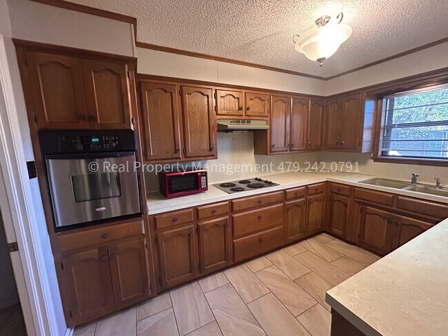 Building Photo - RENT READY! Charming 3 bed 2 bath home in the Eastside of Fort Smith!