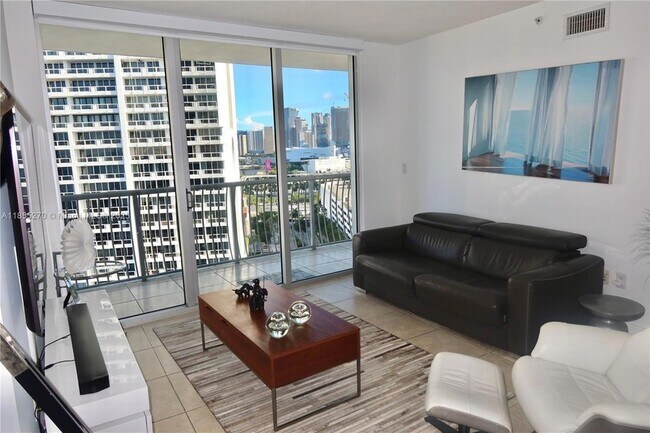 Building Photo - 1750 N Bayshore Dr