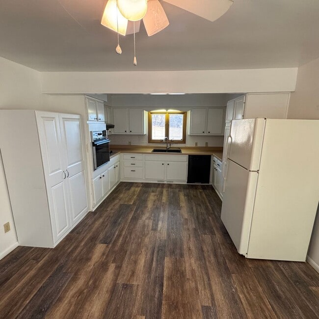 Building Photo - Spacious 3-Bedroom Home on Half-Acre Lot in Top-Rated Pleasant Valley School District!