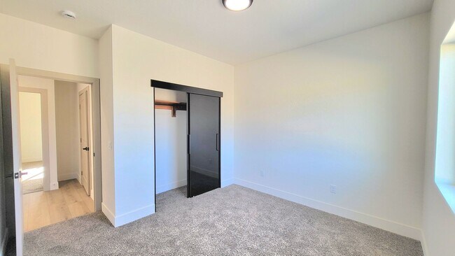 Building Photo - 1271 S Dandelion St