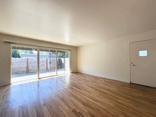 Building Photo - 2 Bed 1 Bath with Back Patio in Montavilla!