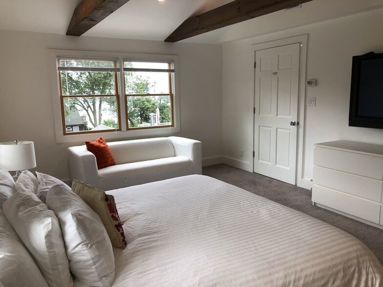 Building Photo - 30 Point Breeze Dr