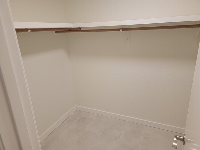 Building Photo - 10403 Pinehurst Dr