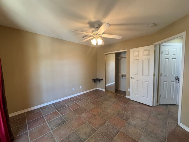 Building Photo - Great spacious home on Huukan Golf Course