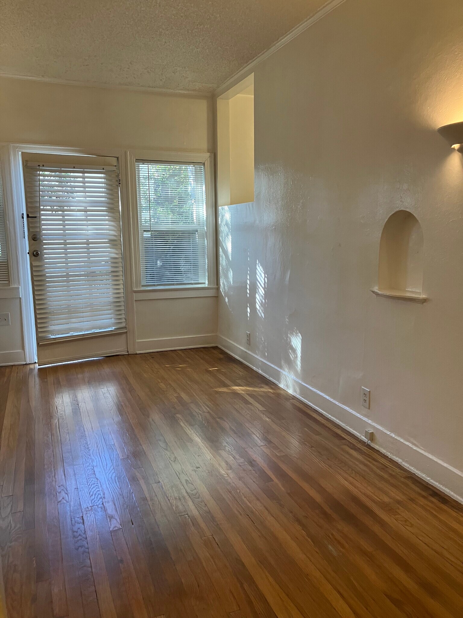 Building Photo - 2035 N Vista del Mar Ave