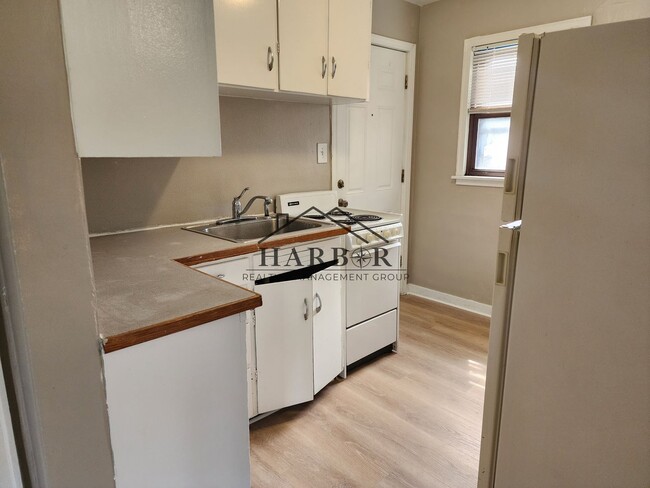 Building Photo - 806 15th St NE