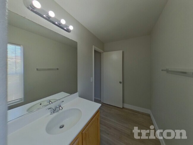 Building Photo - 1251 Golden Apple St