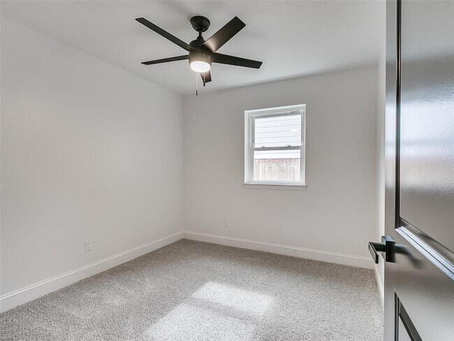 Building Photo - 700 Greenwood Dr