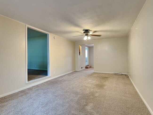 Building Photo - 4 bed 2 bath in Fishers!