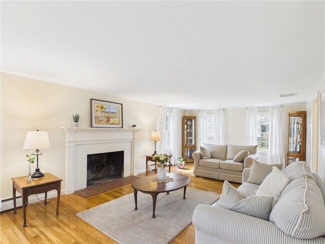 Building Photo - 449 Love Ln