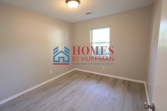 Building Photo - Three Bedroom House | Remodeled & Move in Ready | Deposit Special