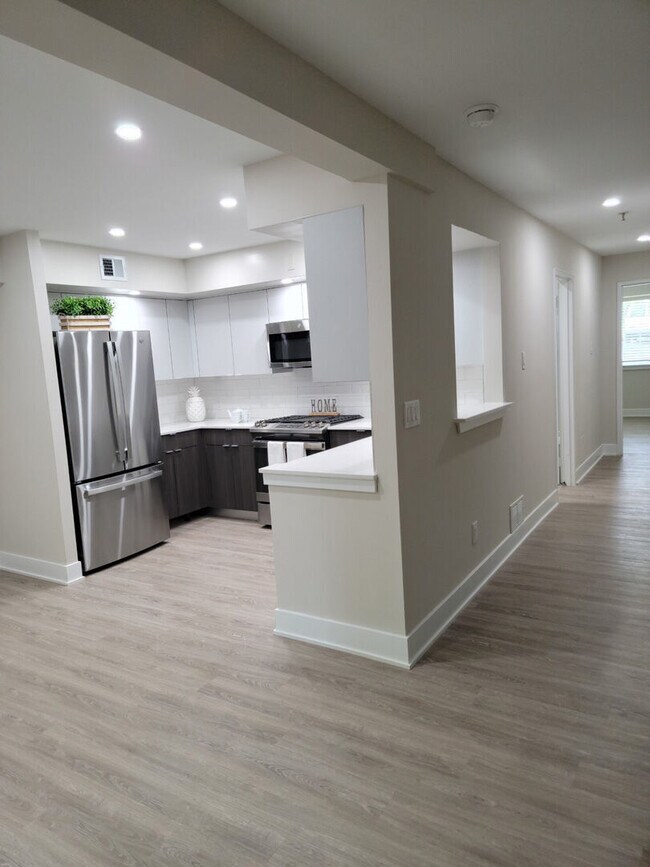 Building Photo - Lolas Place