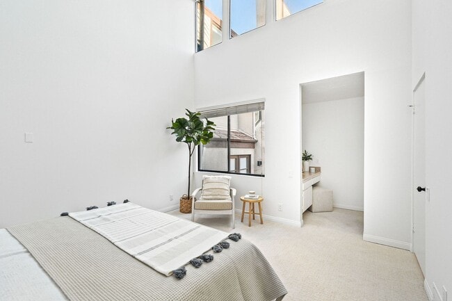 Building Photo - Natural Sunlight in every room, Palos Verdes Estates