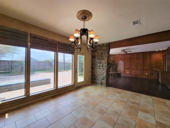 Building Photo - 4717 Country Club View