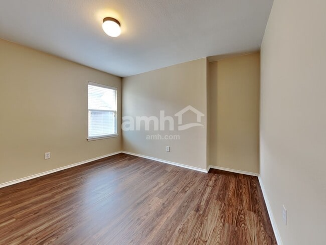 Building Photo - 805 Windflower Dr