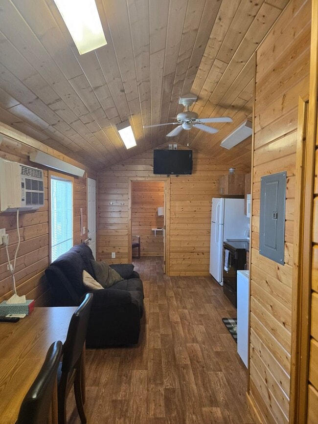 Building Photo - Fully furnished long term rental