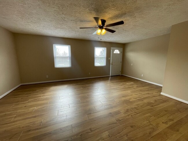 Building Photo - Old Forest Rd Area Townhouse