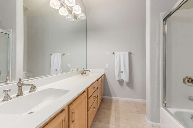 Building Photo - "Discover Your Dream Oasis: Spacious 4-Bedroom Retreat in Scottsdale's Paradise Drive!"