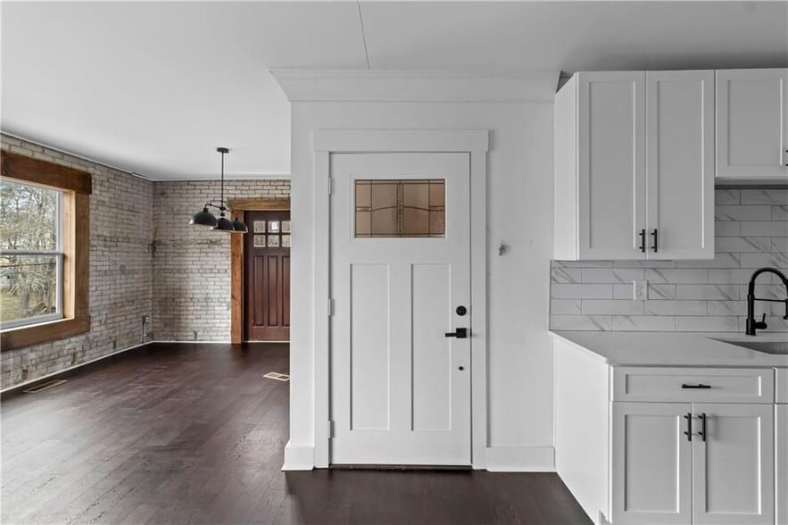 Building Photo - 610 Madola Rd