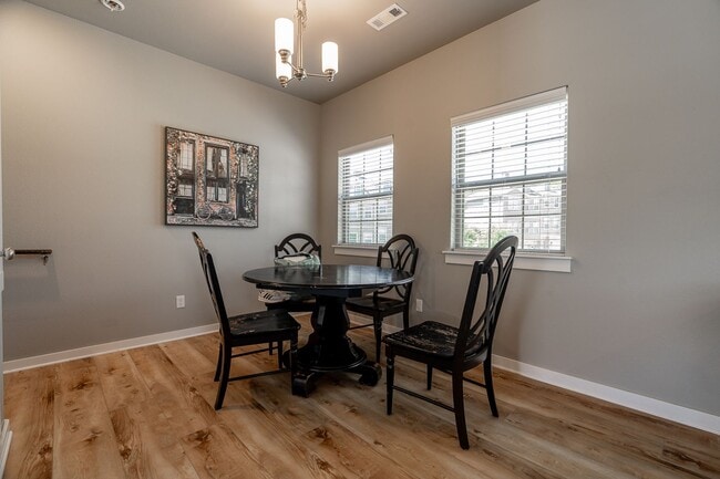 Building Photo - Updated 3-bedroom 2.5 bath Townhome in Fay...