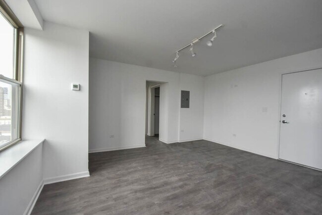 Building Photo - 940 W Winona St