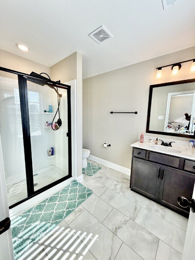 Building Photo - For Rent: Modern 3 Bed, 2.5 Bath Home on S...