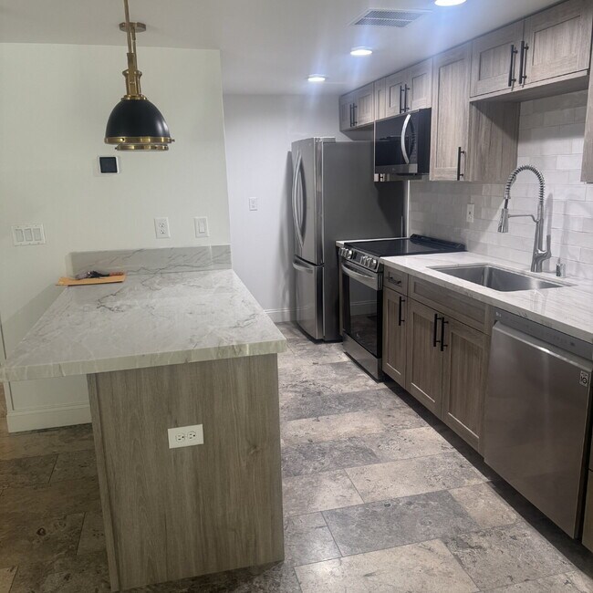 Building Photo - South Davis Townhome