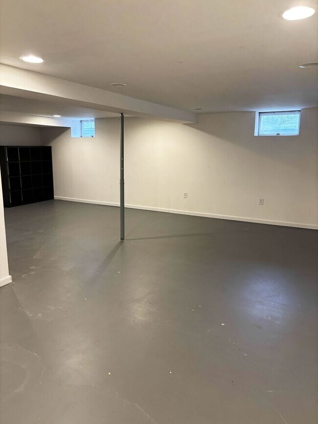 Building Photo - Chelsea Downtown Area 3-bedroom Ranch