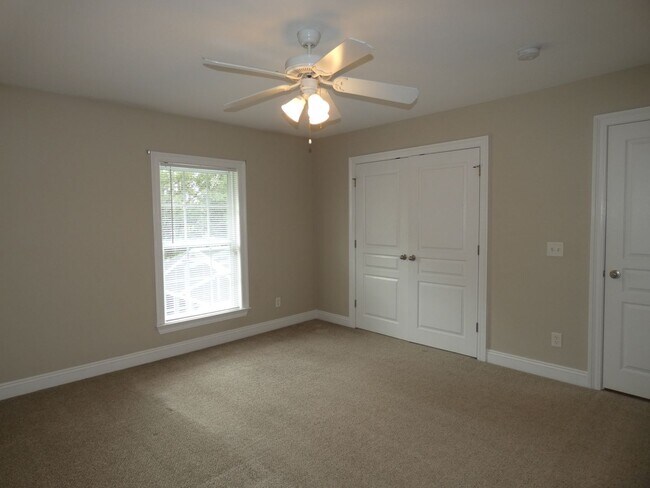 Building Photo - Marvelous Executive Pool Home in Hammersmith