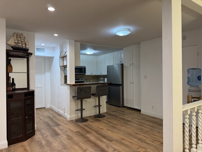 Building Photo - 439 S Catalina Ave