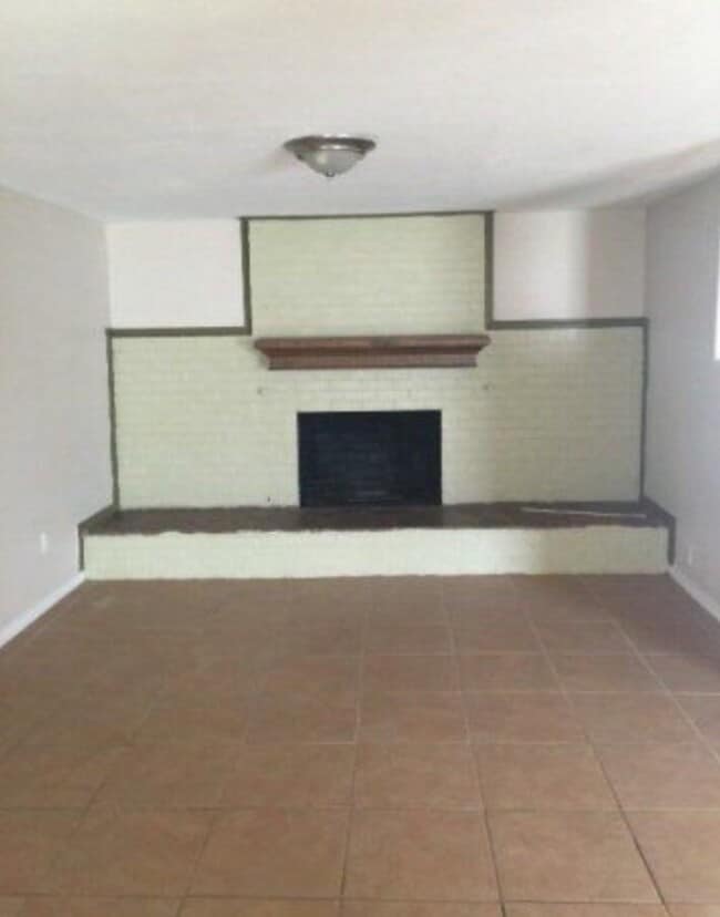 Building Photo - University