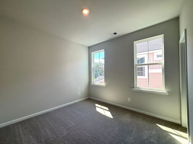 Building Photo - Beautiful 4-Bed Home in Limehouse Village ...