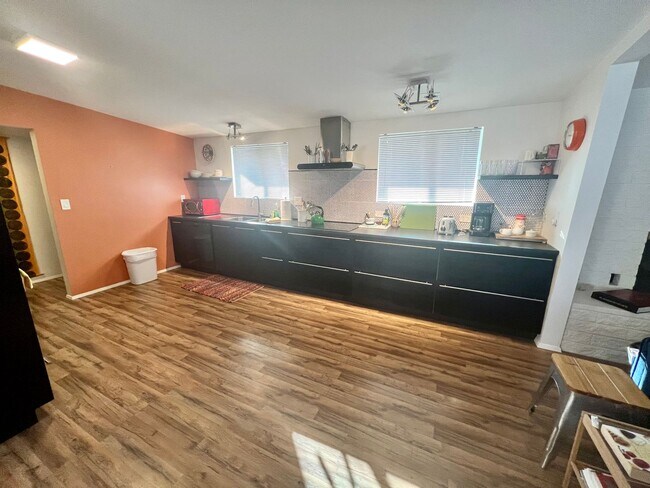 Building Photo - 3 Bedroom 2 Bathroom - Fully Furnished - Mid Century Modern