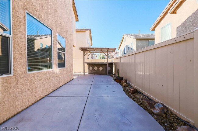 Building Photo - 7956 N Kelburn Hill St