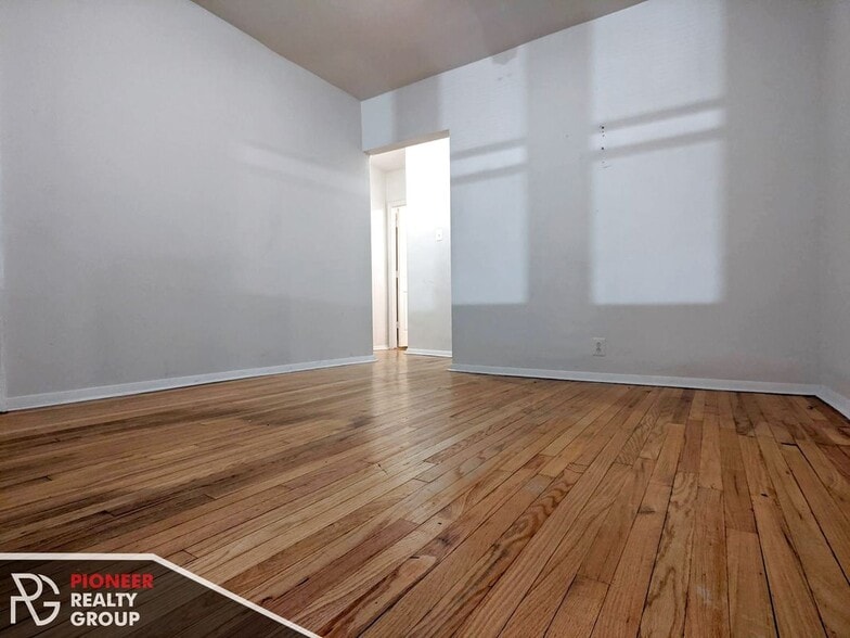 Building Photo - 837 W Cornelia Ave