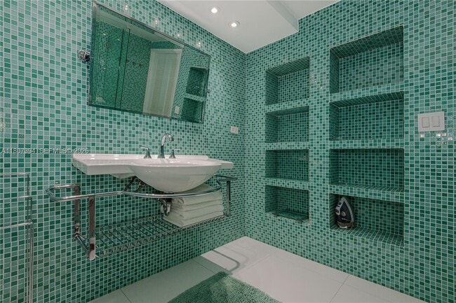 Building Photo - 2301 Collins Ave