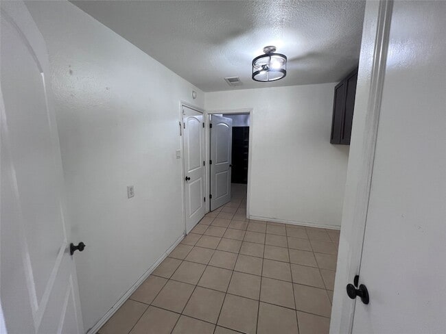 Building Photo - 818 Fairlawn Dr