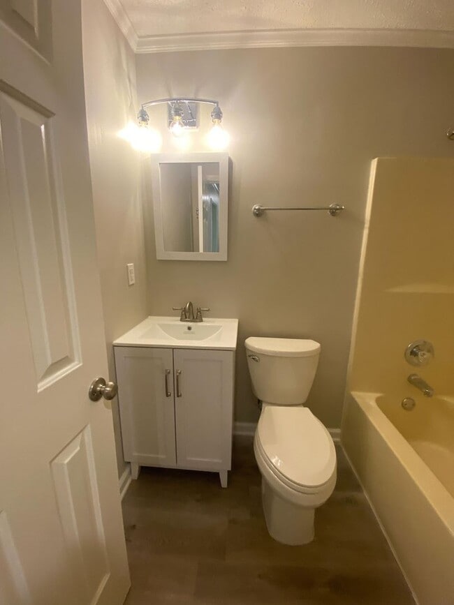Building Photo - 4 bed, 2 bath spacious home on large lot i...