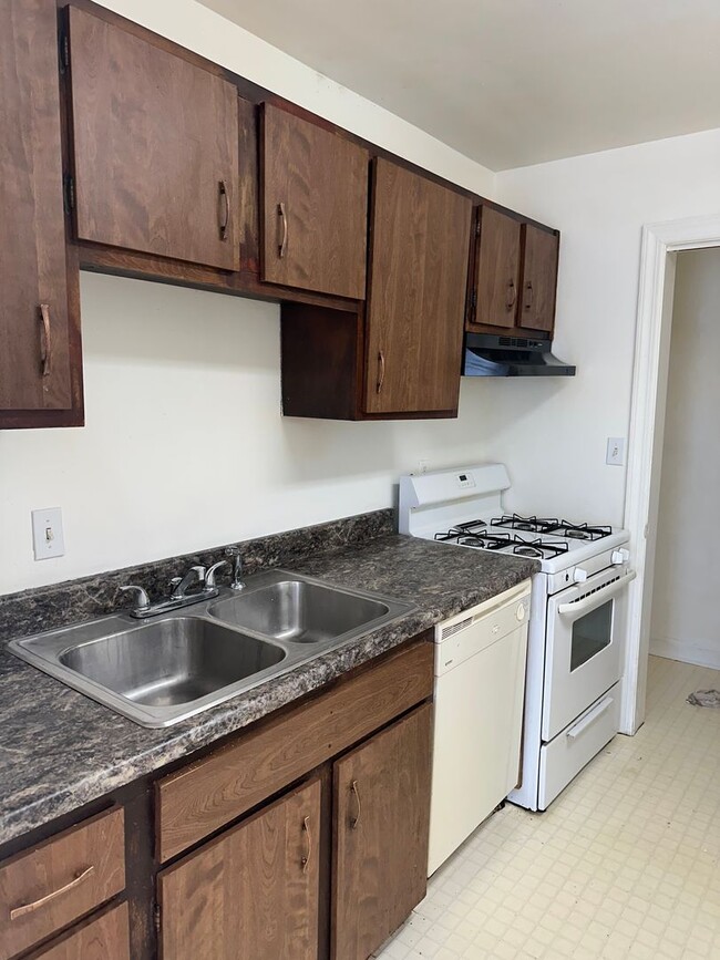 Building Photo - 2 Bedroom/2 bath Townhome