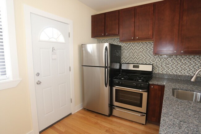 Building Photo - 4422 N Wolcott Ave