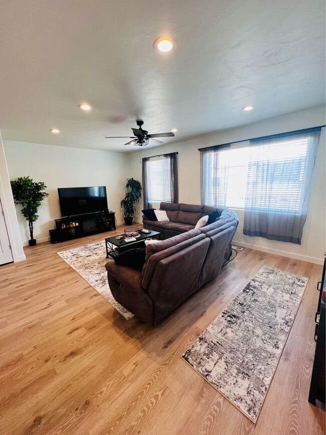 Building Photo - 461 S 900 W