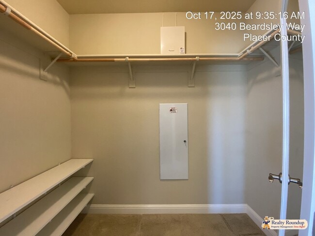 Building Photo - Pristinely Maintained Roseville Home with ...