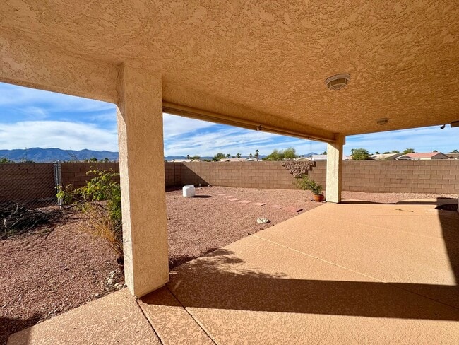 Building Photo - Don't miss this beutiful home with a  pool and mountain views