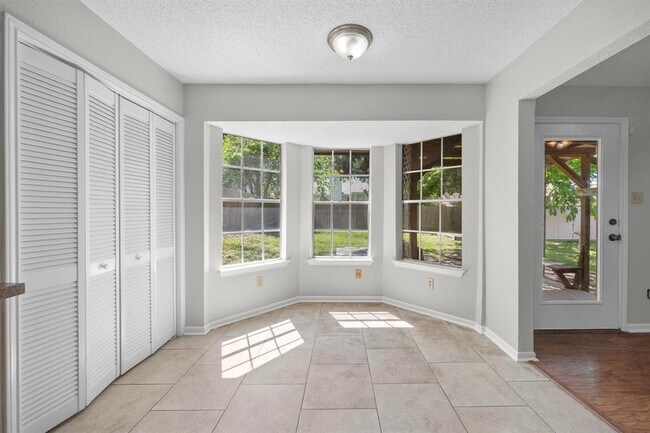 Building Photo - 2304 Silver Spur Dr