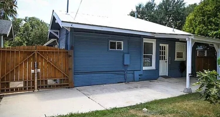 Back porch - 515 W Agarita Ave